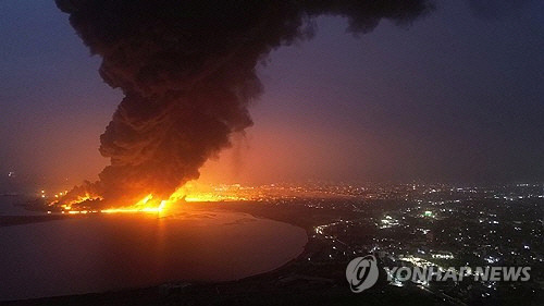 20일(현지시간) 예멘 호데이다에서 이스라엘의 공습 후 연기가 피어오르고 있다.   [호데이다 로이터=연합뉴스]