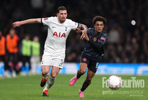 사진=게티이미지. 유럽축구 이적시장 전문가 파브리시오 로마노는 21일(한국시간) 자신의 SNS를 통해 "호이비에르가 마르세유로 이적한다. 이적에 대한 모든 문서가 서명됐다. 토트넘은 이적료로 1400만 유로(약 212억 원) 정도를 받을 것이다. 호이비에르는 재계약을 체결할 의향이 없었다. 그는 로베르토 데 제르비 감독과 대화를 나눈 이후, 이적을 결정했다"라고 전했다. 이적이 확정될 때 쓰이는 시그니처 멘트인 'Here We Go'도 빼놓지 않았다.