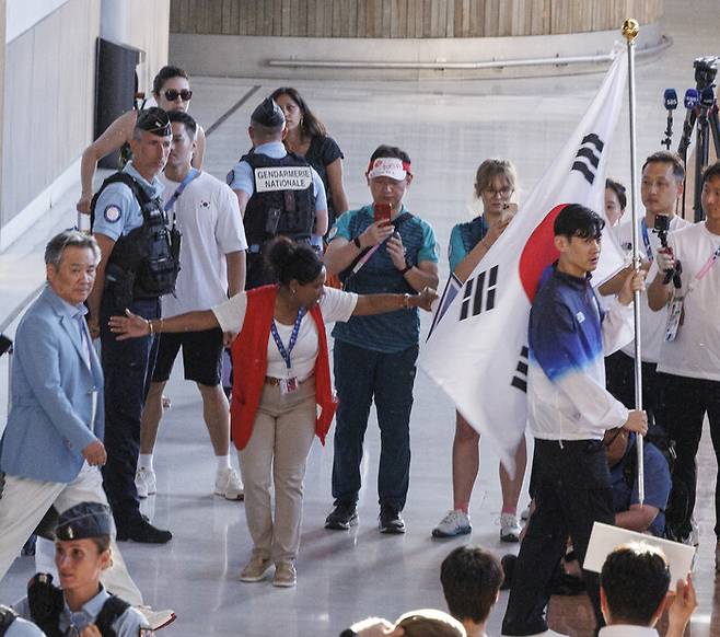 21일(한국시각) 프랑스 파리 샤를 드골공항을 통해 파리로 들어서는 한국 올림픽선수단. 파리/연합뉴스