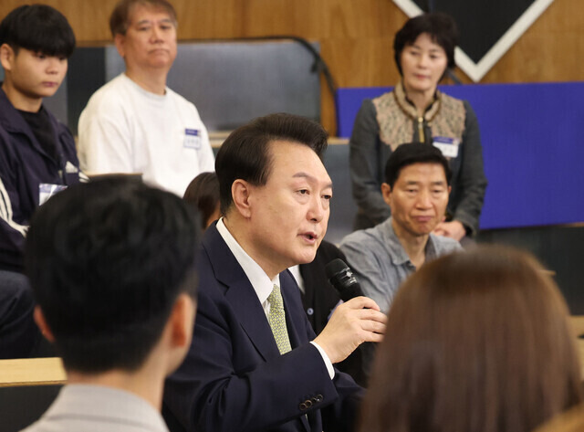 윤석열 대통령이 14일 서울 중구 서울고용복지플러스센터에서 열린 스물다섯번째 ‘국민과 함께하는 민생토론회’에서 머리발언을 하고 있다. 연합뉴스