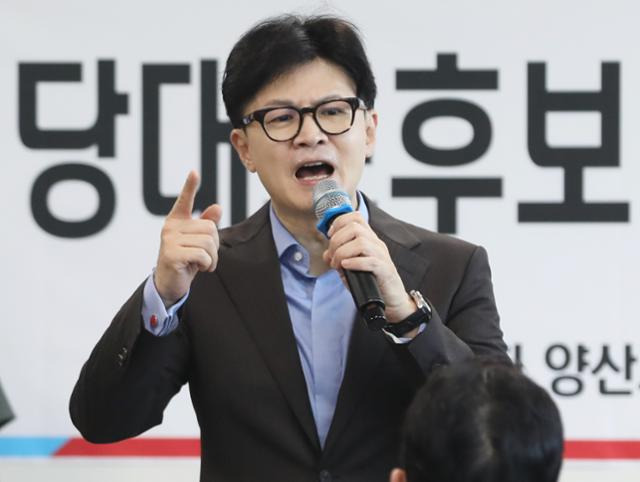 한동훈 국민의힘 당대표 후보가 21일 경남 양산시 물금읍 윤영석 의원 사무실에 마련된 양산시갑 당원협의회를 찾아 연설하고 있다. 뉴스1