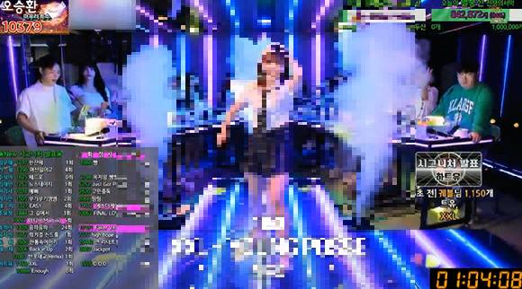 최근 커맨더지코 등 아프리카 BJ들이 여성 BJ와 별풍선 후원으로 수입을 얻는 이른바 '엑셀방송'으로 인기를 끌고 있어 선정성, 유해성 논란이 일고 있다. 사진은 커맨더지코의 엑셀방송 장면. [사진=아프리카TV]