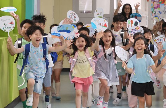 지난 17일 부산 해운대구 해송초등학교 학생들이 여름방학식을 마치고 하교하고 있다. 송봉근 기자