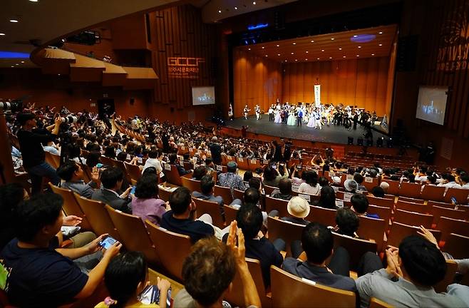 지난 21일 남한산성 아트홀 대극장에서 열린  ‘제20회 WASBE 세계 관악 콘퍼런스’ 폐막식에서 관중들이 박수를 치고 있다. 광주시 제공