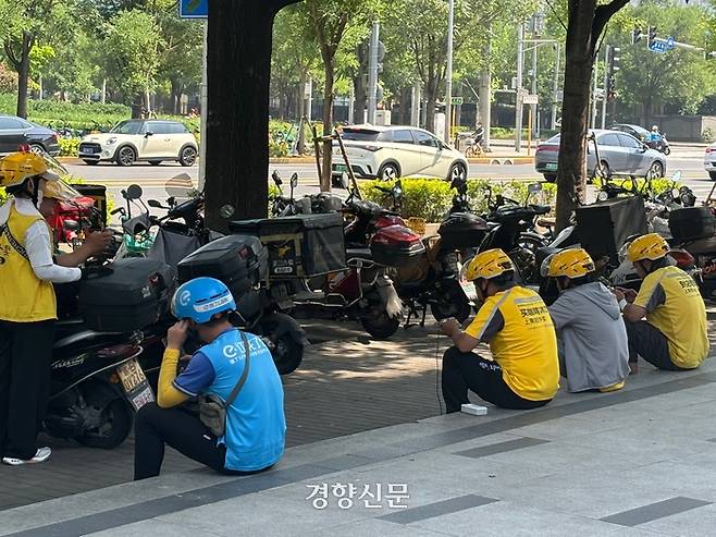 중국 베이징 차오양구의 한 쇼핑몰 앞에서 배달 노동자들이 주문을 기다리고 있다./박은하 기자.