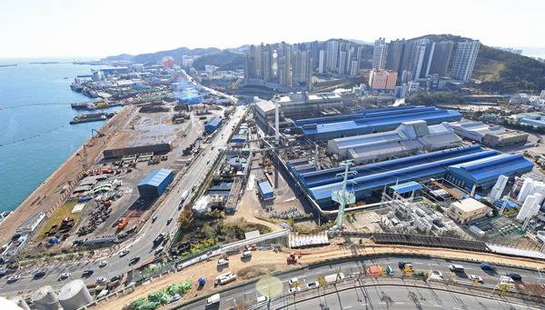 인근 대규모 아파트 설립에 따른 잇따른 민원으로 충남 당진 이전이 결정된 부산 사하구 YK스틸 전경.  국제신문DB