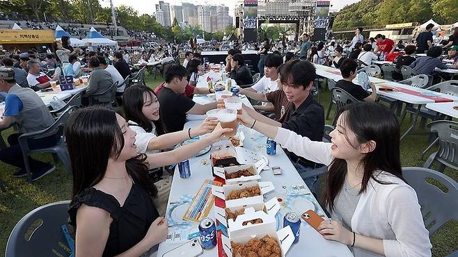 복날엔 치킨이지/사진=연합뉴스