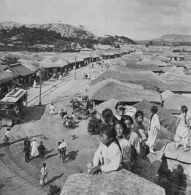 흥인지문 밖(1905년). 도성밖에도 민가가 조밀하다. [호주 빅토리아국립도서관(조지 로스 촬영)]
