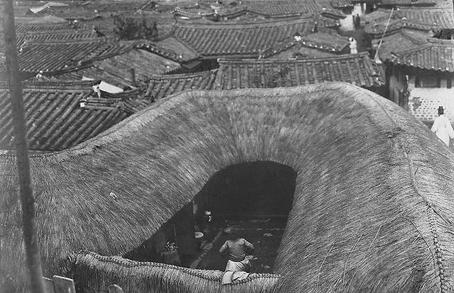 다닥다닥 붙은 집들(1911년 이전). 땅값이 비싸고 공간이 제한돼 가옥과 골목이 매우 협소하다. [미국의회도서관(프랭크 G. 카펜터 촬영)]