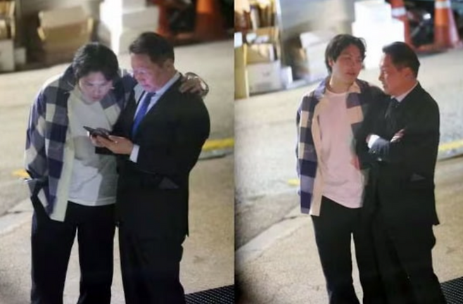 최태원 대한상의 회장(SK그룹 회장·오른쪽)이 지난달 5일 서울 강남구 한 식당 앞에서 아들 최인근 씨와 어깨동무를 한 채 서 있다. <온라인 커뮤니티 갈무리>