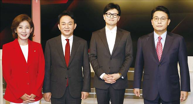 국민의힘 나경원(왼쪽부터), 원희룡, 한동훈, 윤상현 당 대표 후보가 지난 7월 11일 서울 중구 MBN 스튜디오에서 열린 2차 당 대표 후보 방송토론회에 앞서 기념 촬영하고 있다.(국회사진기자단)