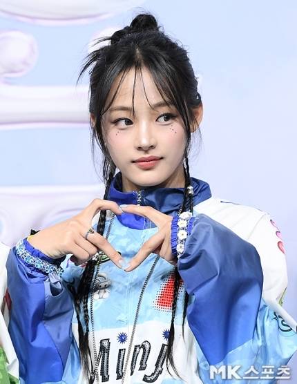 뉴진스 민지가 독보적인 카메라 플래시 세례를 받으며 블루카펫에 등장했다. 사진=천정환 기자