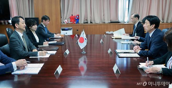 안덕근 산업통상자원부 장관은 22일(현지시간) 오전 일본 경제산업성 접견실에서 사이토 겐 일본 경제산업성 대신(장관)과 면담을 갖고 산업·통상·에너지 분야 전반에 대한 한·일 정상 간 합의사항의 후속 조치와 미래협력 방안 등을 논의했다.