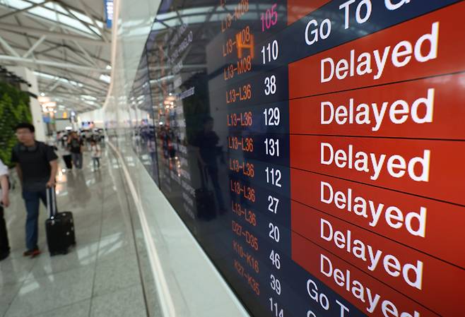 21일 인천국제공항 출국장 전광판에 항공편 지연을 알리는 안내가 표시되고 있다. 지난 19일 미국 마이크로소프트(MS) 클라우드 서비스 장애와 관련해 인천공항에 취항하는 국내외 항공사들의 발권시스템 먹통으로 항공기 지연·결항이 속출했다./사진=뉴스1