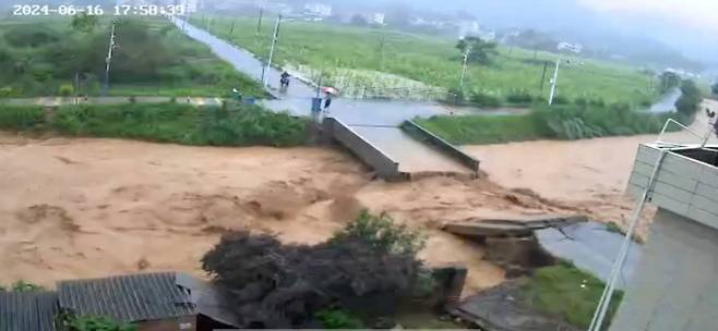 중국 북부지역 폭우로 대규모 피해가 발생했다. 사진은 중국 광둥성 메이저우시 교량 붕괴 모습. /사진=로이터