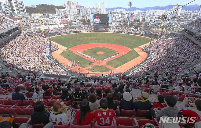 [광주=뉴시스] 이영주 기자 = 23일 오후 광주 북구 광주-기아챔피언스필드에서 열린 2024 신한 쏠뱅크 KBO리그 KIA 타이거즈 대 키움히어로즈의 경기, 관중들이 경기장을 메우고 있다. 2024.03.23. leeyj2578@newsis.com