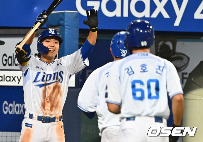 [OSEN=대구, 이석우 기자] 20일 대구삼성라이온즈파크에서 2024 신한 SOL 뱅크 KBO 리그 삼성 라이온즈와 롯데 자이언츠의 경기가 열렸다. 홈팀 삼성은 원태인이 방문팀 롯데는 이인복이 선발 출전했다. 삼성 라이온즈 김현준이 6회말 무사 1루 좌중간 2점 홈런을 친 김영웅과 하이파이브를 하고 있다. 2024.07.20 / foto0307@osen.co.kr