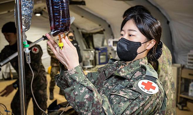 육군 11사단 훈련에서 의무장교가 부상자에게 수혈을 하는 훈련을 하고 있다. 세계일보 자료사진