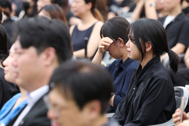 20일 오후 서초구 서울교육대학교 대운동장에서 초등교사노동조합 주최로 서이초등학교 교사 사망 1주기 추모식이 열린 가운데 참석자가 눈물을 흘리고 있다. 연합뉴스