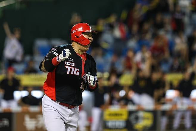 21일 대전 한화전 9회초 역전 3점 홈런을 터트린 최형우가 포효하고 있다. KIA 제공