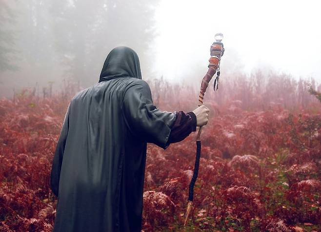 수식과 공식을 이용하는 대신 신비한 존재와 계약하는 마법사들이 있다.[사진=펙셀]