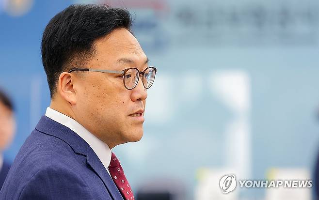 답변하는 김병환 금융위원장 후보자 (서울=연합뉴스) 김도훈 기자 = 김병환 금융위원장 후보자가 5일 오전 서울 중구 예금보험공사에 마련된 인사청문회 준비 사무실로 출근하며 취재진 질문에 답하고 있다. 2024.7.5 superdoo82@yna.co.kr