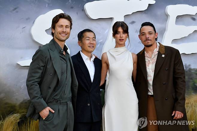 지난 11일(현지시간) 미국 LA에서 영화 '트위스터스' 시사회에 참석한 정이삭 감독(왼쪽에서 두 번째)과 배우들 [AFP 연합뉴스 자료사진. 재판매 및 DB 금지]