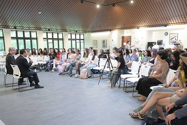 콘코디아 한국어마을을 찾은 최민호 세종시장 [세종시 제공]