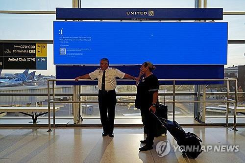 'IT 대란'으로 블루스크린이 뜬 미국 공항의 항공편 정보 화면 [로이터 연합뉴스 자료사진]