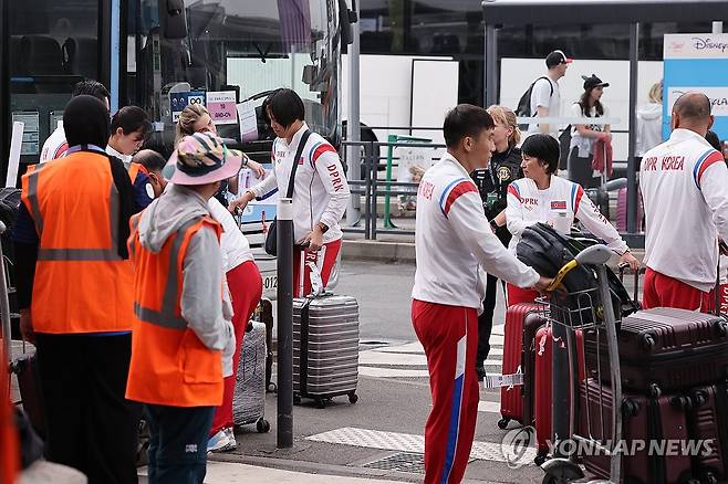 버스 기다리는 북한대표팀 (파리=연합뉴스) 황광모 기자 = 하계 올림픽 무대로 8년 만에 돌아온 북한 대표팀 선수들이 21일 오전(현지시간) 베이징발 에어프랑스 201편으로 올림픽이 열리는 프랑스 파리 샤를 드골 공항에 도착해 버스를 기다리고 있다. 2024.7.21 hkmpooh@yna.co.kr