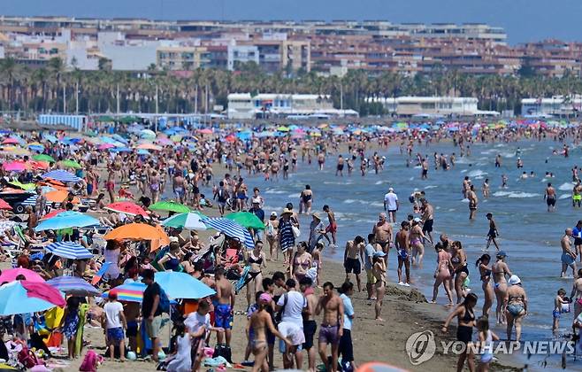 관광객으로 꽉 찬 스페인 발렌시아 해변 [AFP 연합뉴스 자료사진 재판매 및 DB 금지]