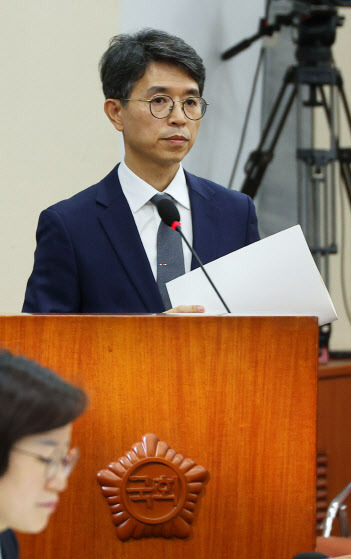 김완섭 환경부 장관 후보자가 22일 오전 국회 환경노동위원회에서 열린 인사청문회에서 인사말을 마친 뒤 자리로 향하고 있다. (사진=연합뉴스)