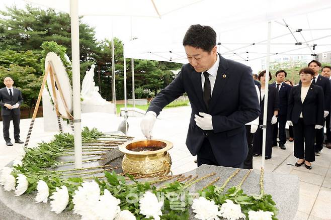 22일 제11대 경기도의회 후반기 의장단 취임식을 마친 김진경 의장이 수원 현충탑을 찾아 헌화하고 있다.(사진=경기도의회)