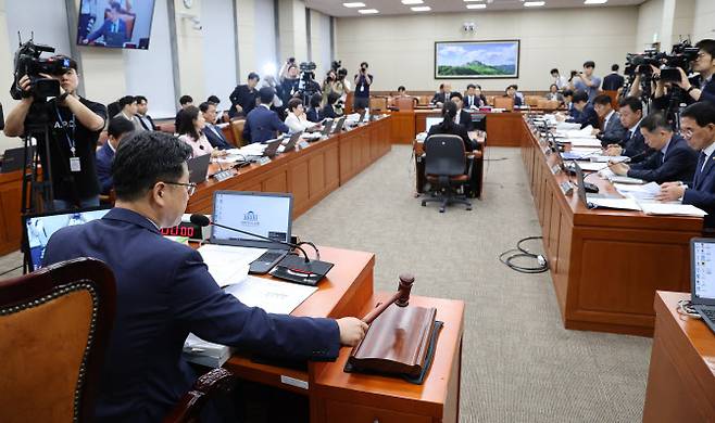 안호영 국회 환경노동위원회 위원장이 22일 오전 서울 여의도 국회에서 열린 환경노동위원회 전체회의에서 의사봉을 두드리고 있다.(사진=뉴시스)