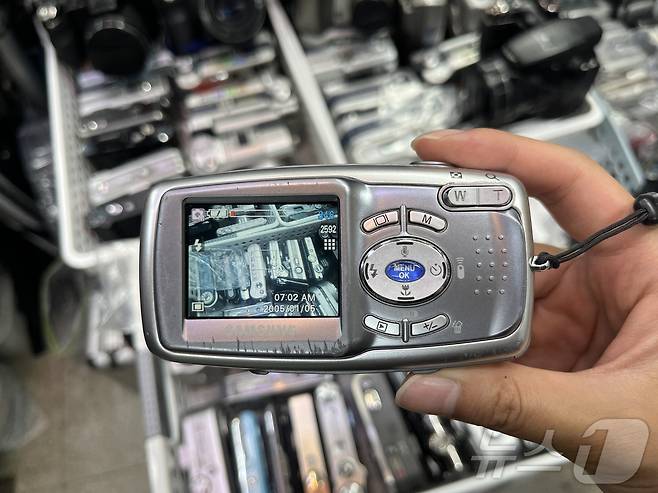 서울 종로3가 세운상가의 한 중고 카메라 가게에서 판매 중인 디지털 카메라. ⓒ 뉴스1 유수연 기자