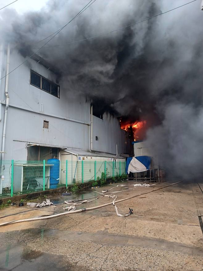 22일 오전 6시 30분쯤 경기 시흥시 정왕동 시화산업단지에 자리 잡고 있는 공구정비업체에서 원인을 알 수 없는 화재가 발생했다. (경기도소방재난본부 제공) 2024.7.22/뉴스1