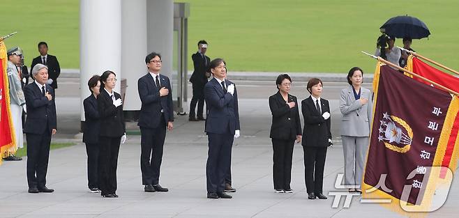 조국 조국혁신당 대표를 비롯한 당지도부가 22일 오전 서울 동작구 국립서울현충원에서 국민의례를 하고 있다. 2024.7.22/뉴스1 ⓒ News1 임세영 기자