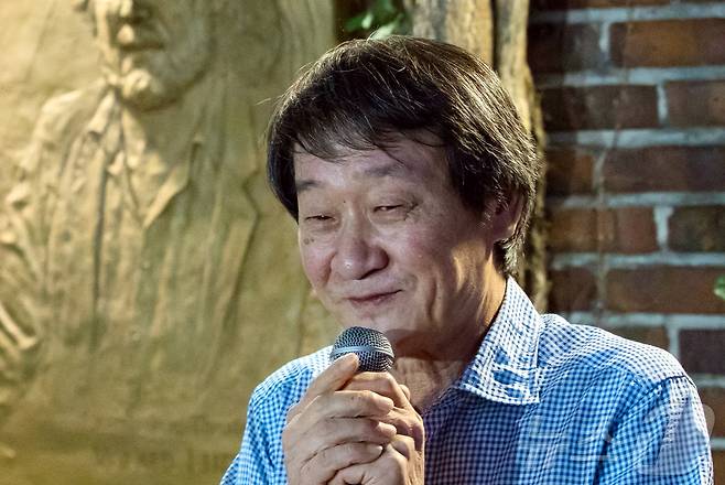 대학로 소극장의 상징으로 꼽히는 ‘학전’을 30여 년간 운영하며 후배 예술인을 배출해 온 가수 김민기가 21일 별세했다. 향년 73세. (뉴스1 DB)2024.7.22/뉴스1