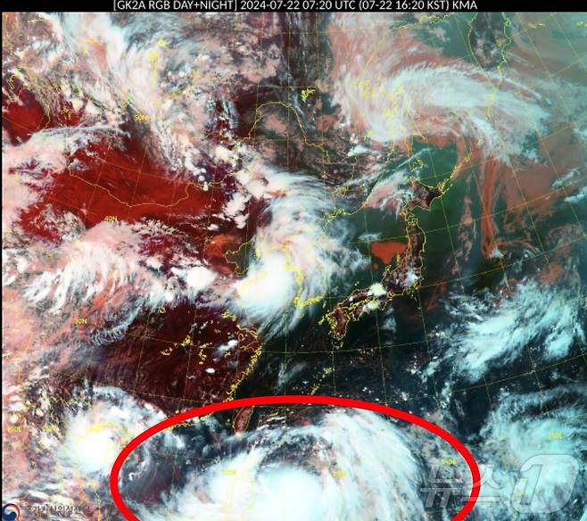22일 오후 4시20분 기준 천리안위성 2A호로 본 동아시아 주변 기압계 모습. 빨갠 원 안에 제3호 태풍 '개미' 모습(기상청 제공) ⓒ 뉴스1
