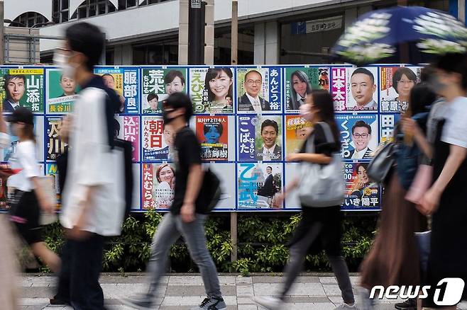 일본 도쿄의 한 거리에 행인들이 지나가고 있다. ⓒ AFP=뉴스1 ⓒ News1 강민경 기자