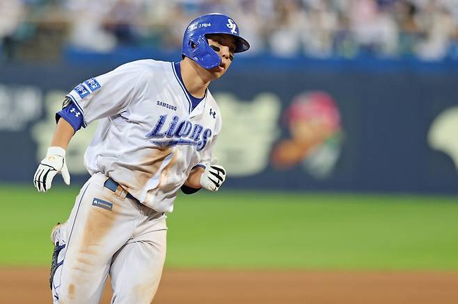 삼성 김영웅이 20일 대구삼성라이온즈파크에서 열린 2024 KBO리그 롯데전에서 6회말 투런포를 때린 후 베이스를 돌고 있다. 사진 | 삼성 라이온즈