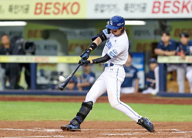 삼성 구자욱이 11일 대구삼성라이온즈파크에서 열린 2024 KBO리그 NC전에서 3회말 솔로포를 터뜨리고 있다. 사진 | 삼성 라이온즈