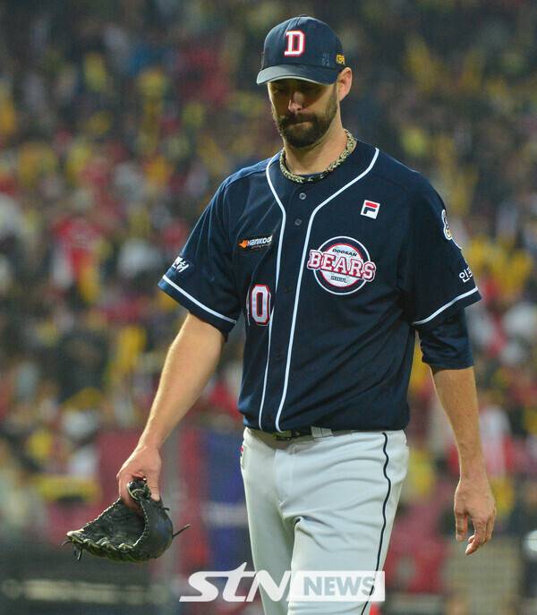 25일 오후 광주 북구 광주-기아챔피언스필드에서 열린 2017 KBO 한국시리즈 1차전 두산 베어스와 KIA 타이거즈의 경기, 두산 선발투수 니퍼트가 1회말 KIA 공격을 막은 뒤 더그아웃으로 들어가고있다. 사진┃뉴시스