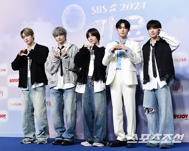 21일 인천 영종도 인스파이어 아레나에서 열린 '2024 SBS 가요대전 Summer' 블루카펫. 포즈를 취하고 있는 투모로우바이투게더 멤버들. 인천=송정헌 기자songs@sportschosun.com/2024.07.21/