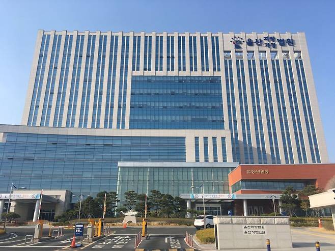 검찰공무원 출신 행정사가 변호사 처럼.. 법원, 실형