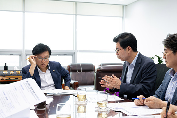 박형수 국회의원(왼쪽)과 김광열 영덕군수(오른쪽)이 현안에 대해 논의하고 있다. [사진=영덕군청]