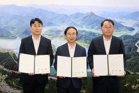 임실군과 (주)뉴크라코어가 건강기능식품 공장 설립을 위한 업무협약을 맺었다. [사진=임실군 ]