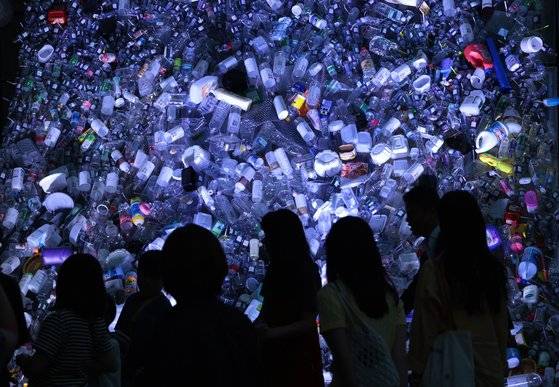 환경의 날인 지난 달 5일 서울 종로 환경운동연합에서 플라스틱 폐기물로 제작한 대형조형물 ‘구토’가 점등되고 있다. [연합뉴스]