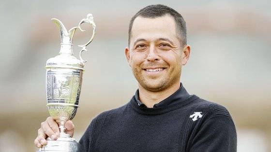 잰더 쇼플리가 디 오픈 챔피언십 우승 트로피인 클라레 저그를 들고 포즈를 취하고 있다. AP=연합뉴스