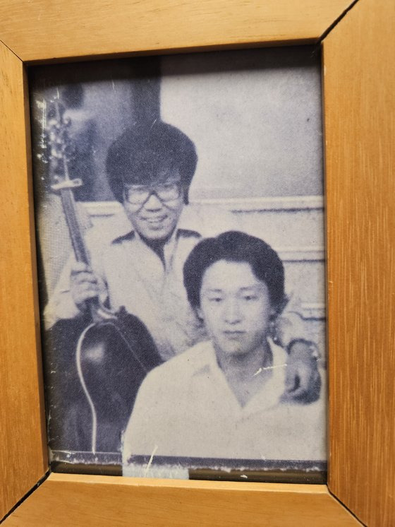 음악과 그림 이야기를 나누던 시절의 조영남과 김민기. 사진 조영남